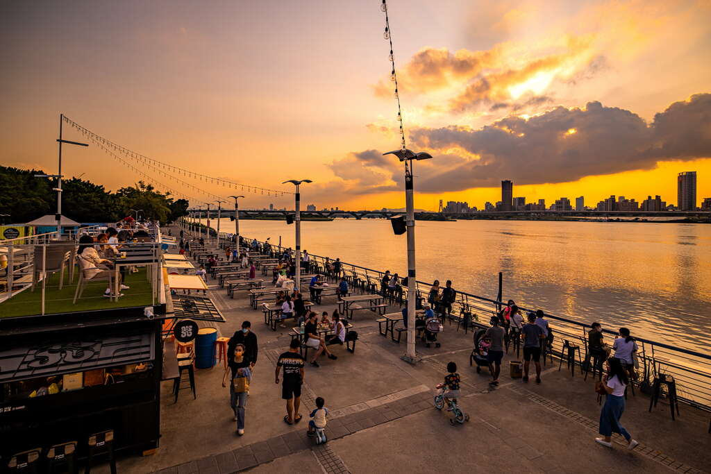 台北最佳的夕陽＆夜景漫步｜大稻埕碼頭 & 貨櫃市集美食景點全攻略