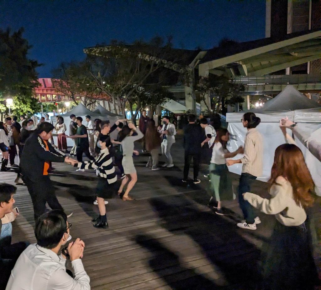 搖擺舞舞者在圓山的戶外場地跳舞