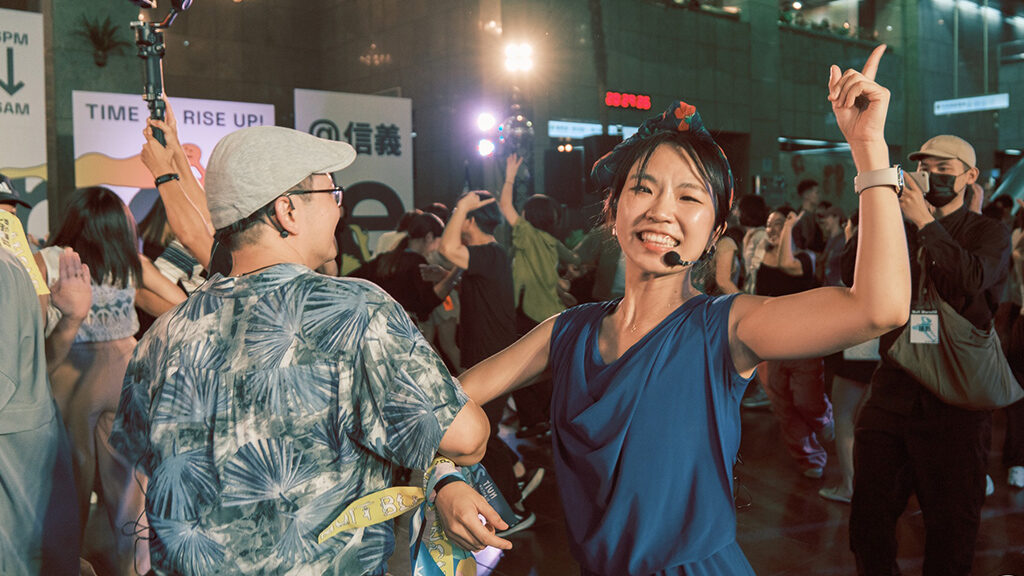 搖擺舞社交舞會現場，大家自在跳舞