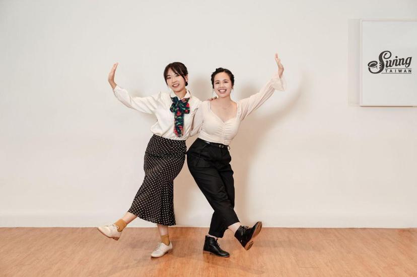SwingTaiwan舞蹈老師UU(左)和Tiffany鼓勵熟齡，一起學習簡單、輕鬆的爵士搖擺舞。 圖/張皓婷攝影