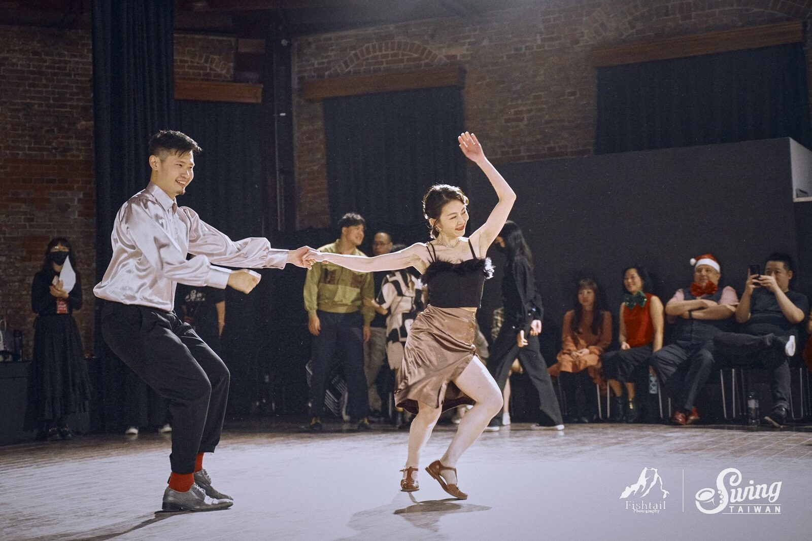 穿著吸汗上衣與平底鞋來上搖擺舞課的示範穿搭